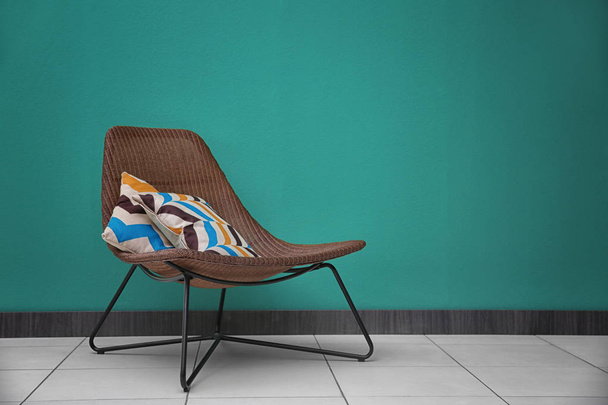 Wicker chair on green wall background - Valokuva, kuva