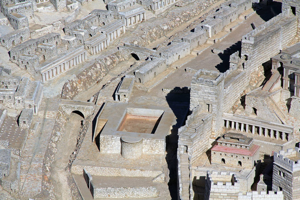 Muinaisen Jerusalemin malli, jossa keskitytään Siiloamin altaaseen
 - Valokuva, kuva