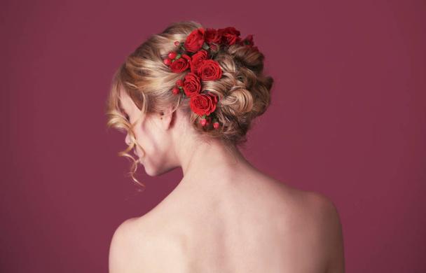 νεαρή γυναίκα με λουλούδια στα μαλλιά - Φωτογραφία, εικόνα