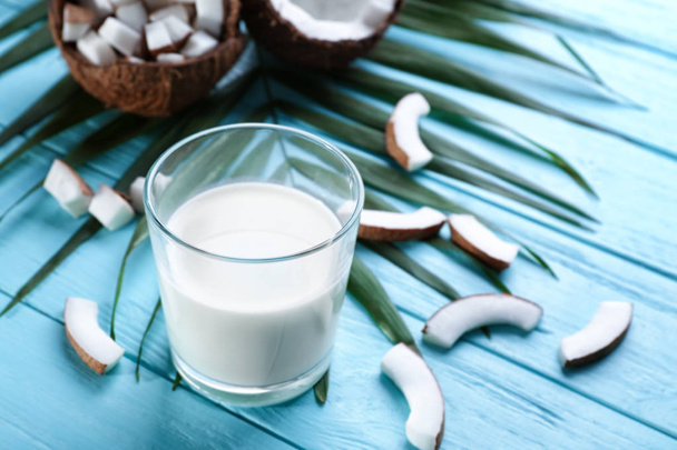 Glass of fresh coconut milk  - Foto, Imagen