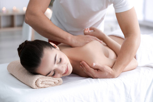 woman receiving massage - Foto, imagen