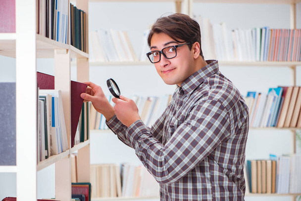 Fiatal diák keres könyveket főiskolai könyvtár - Fotó, kép