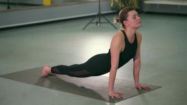Slow motion shot of the girl who do smooth transition from one asana to another - Footage, Video