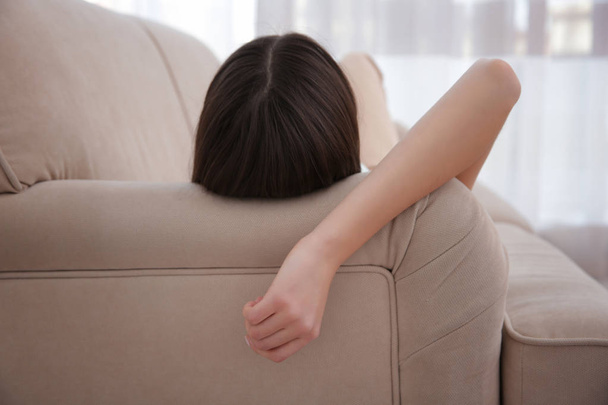Mujer joven acostada en el sofá
   - Foto, Imagen