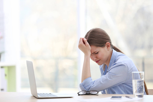 young woman suffering from headache - Zdjęcie, obraz