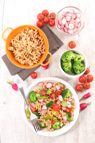 Ensalada de pasta con tomate y brócoli
 - Foto, imagen