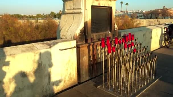 Статуя Архангела Рафаэля на Римском мосту на реке Гвадалквивир в историческом центре Кордовы, Андалусия, Испания
. - Кадры, видео