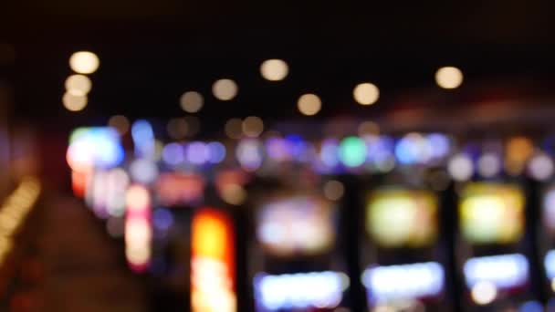 φώτα εστίαση από ένα κουλοχέρηδες σε καζίνο - Πλάνα, βίντεο