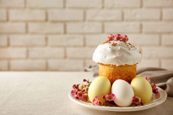 Piatto con torta di Pasqua e uova
 - Foto, immagini