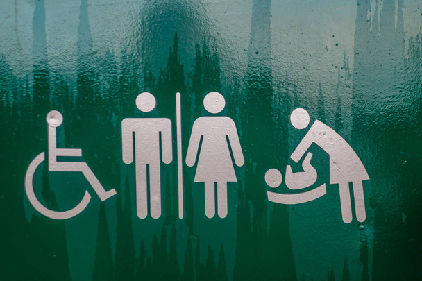 Знак туалету Кімната відпочинку, Кімната матері та інвалідів Знак зелений зі срібними фігурами
 - Фото, зображення