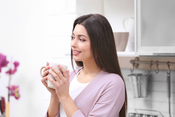 woman drinking coffee - Foto, afbeelding