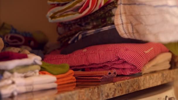 Cansada madre pliega una pila de ropa sucia en la habitación
 - Metraje, vídeo