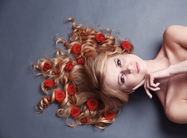 young woman with flowers in hair - Foto, Imagem