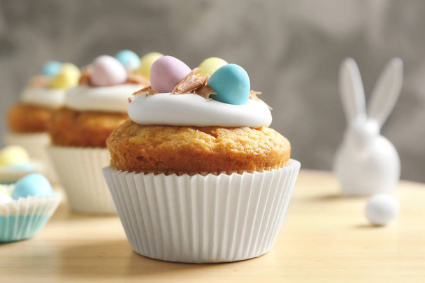 Decorated Easter cupcakes  - Valokuva, kuva