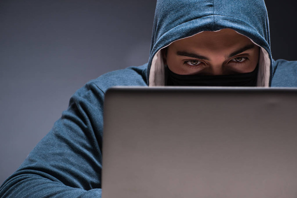 Počítačový hacker pracující v tmavé místnosti - Fotografie, Obrázek