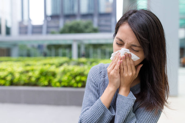 Woman feeling sick at outdoor - Zdjęcie, obraz