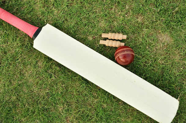 Kriketti bat, pallo ja bails
  - Valokuva, kuva