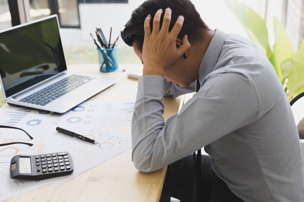 Stresovaní podnikatel s problémy a bolest hlavy v práci - Fotografie, Obrázek