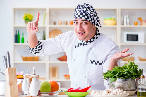 Jovem cozinheiro do sexo masculino trabalhando na cozinha - Foto, Imagem