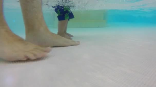 vader en peuter lopen bij zwembad - Video