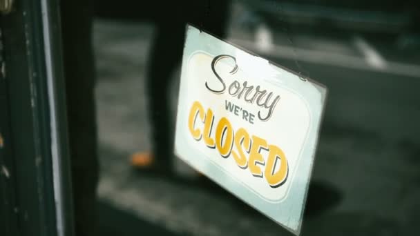 Plaque "Désolé ont été fermés" sur le verre de la porte du magasin - Séquence, vidéo