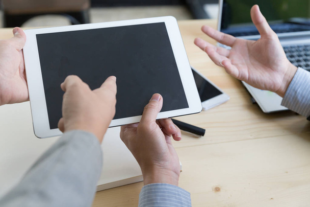 Επιχειρηματίας και επιχειρηματίας χρησιμοποιώντας ένα ψηφιακό tablet να συζητήσουν - Φωτογραφία, εικόνα