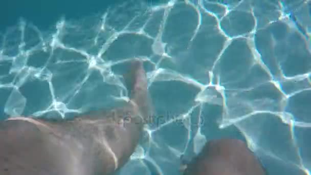az ember lába kültéri medencében úszás - Felvétel, videó
