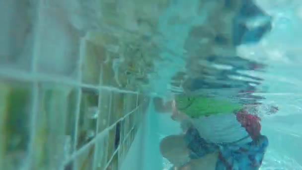 matka a chlapce v bazénu mimo - Záběry, video