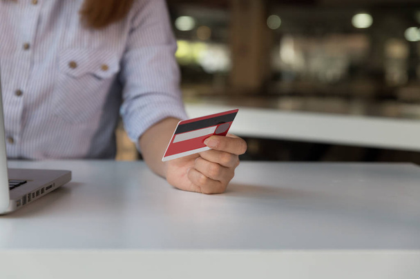 žena držící kreditní kartu s přenosný počítač pro on-line shoppi - Fotografie, Obrázek