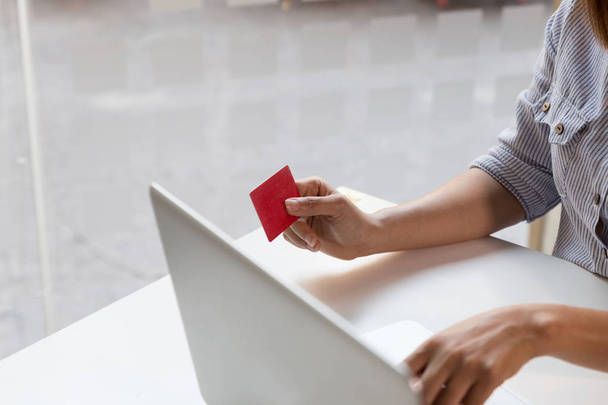 γυναίκα που κρατά την πιστωτική κάρτα με το φορητό υπολογιστή για online γλυκό - Φωτογραφία, εικόνα