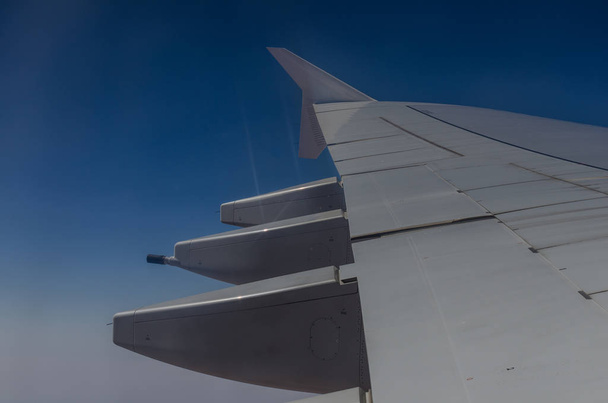 Avión y cielo azul
 - Foto, Imagen