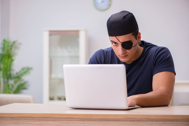 Conceito de segurança digital com pirata no computador - Foto, Imagem