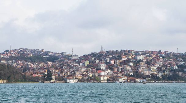 Blick auf Istanbul und Bosporus, Türkei. Stadthäuser direkt am Meer - Foto, Bild