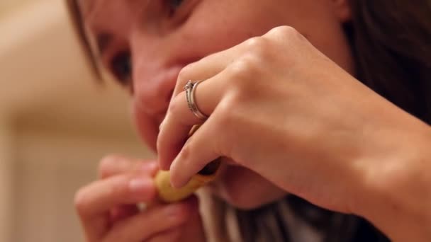 Kobieta zjada taco na obiad - Materiał filmowy, wideo