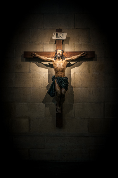Crucifix à l'église sur le mur de pierre
. - Photo, image