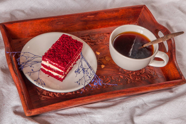 Desayuno en la cama. Taza, café, rojo, terciopelo, pastel - Foto, Imagen