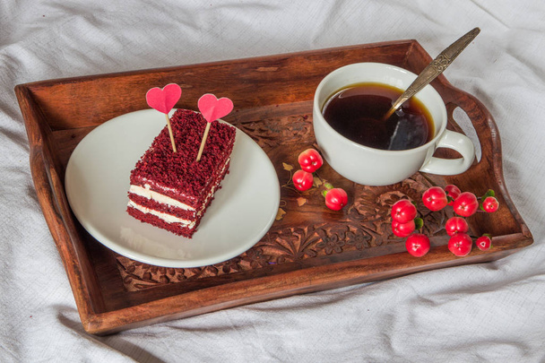 Desayuno en la cama. Taza, café, rojo, terciopelo, pastel  - Foto, Imagen