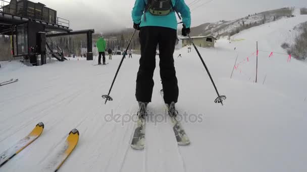 Frau beim Skifahren im Bergresort  - Filmmaterial, Video