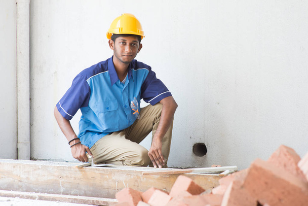 contruction worker laying bricks - Φωτογραφία, εικόνα