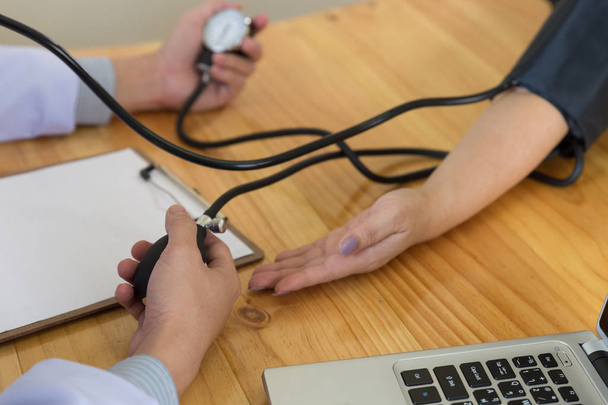 Blood pressure measuring. Doctor and patient. Health care. - Foto, afbeelding