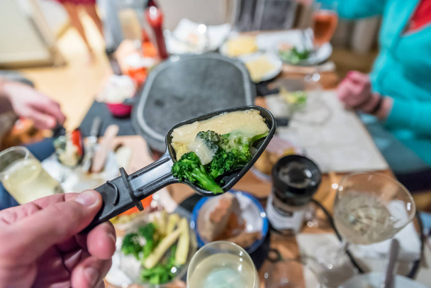 Blick auf Familientisch zum Kochen auf Raclette - Foto, Bild