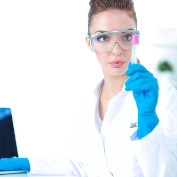 Γυναίκα ερευνητής περιβάλλεται από ιατρικά φιαλίδια και φιάλες, απομονώνονται σε λευκό φόντο - Φωτογραφία, εικόνα