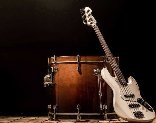 музичні інструменти, бас-гітара Бочка на чорному фоні
 - Фото, зображення