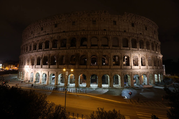 Koloseum, przy wyłączonych światłach do Earth Hour - Zdjęcie, obraz