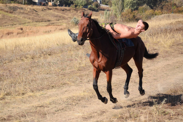 A srác a lovaglás egy ló - Fotó, kép