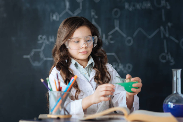 researcher taking part in the chemistry  - 写真・画像