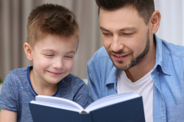 Dad and son reading book - Valokuva, kuva