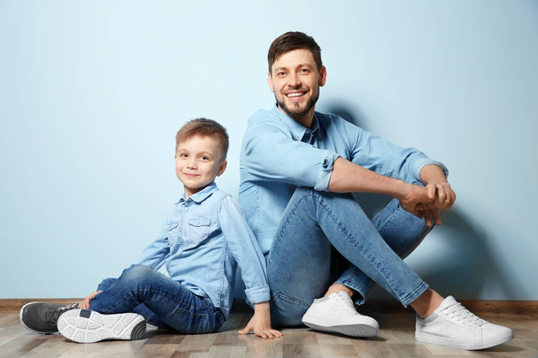 Father and son sitting on floor - Φωτογραφία, εικόνα