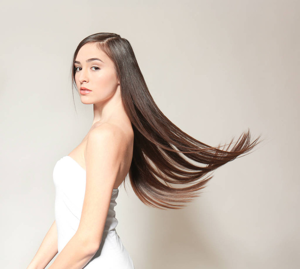 young woman with long straight hair - Foto, Bild