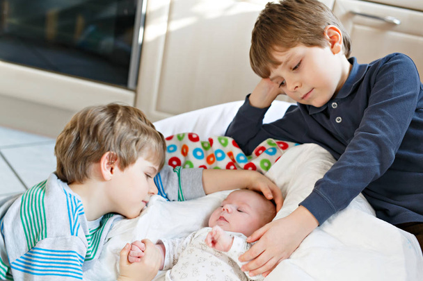 Dvě malé děti chlapci hrají s novorozence sestrou dívka - Fotografie, Obrázek